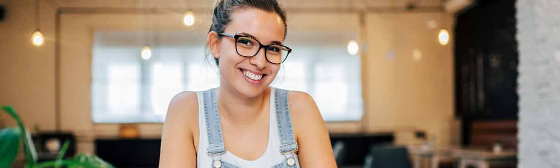 jeune femme en alternance en situation de handicap