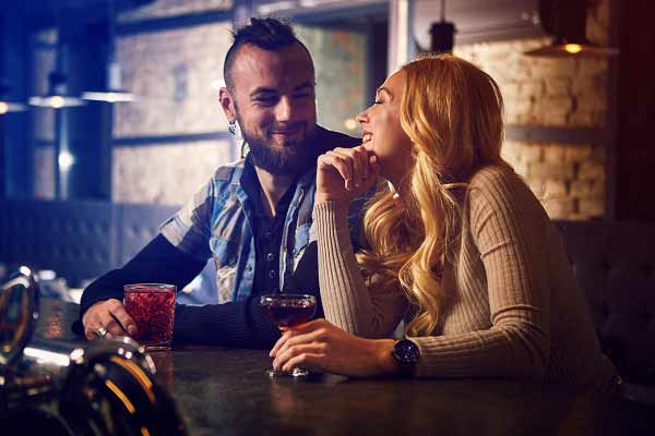 jeune couple célèbre la Saint Valentin dans un bar