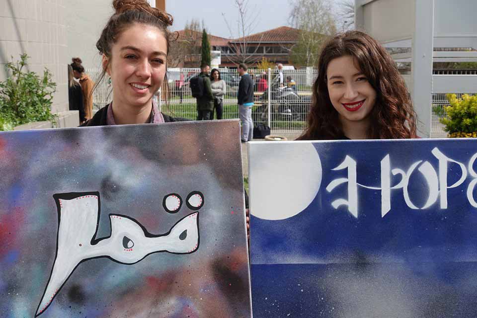 deux étudiantes avec leurs œuvres d'art au Groupe IGS Toulouse